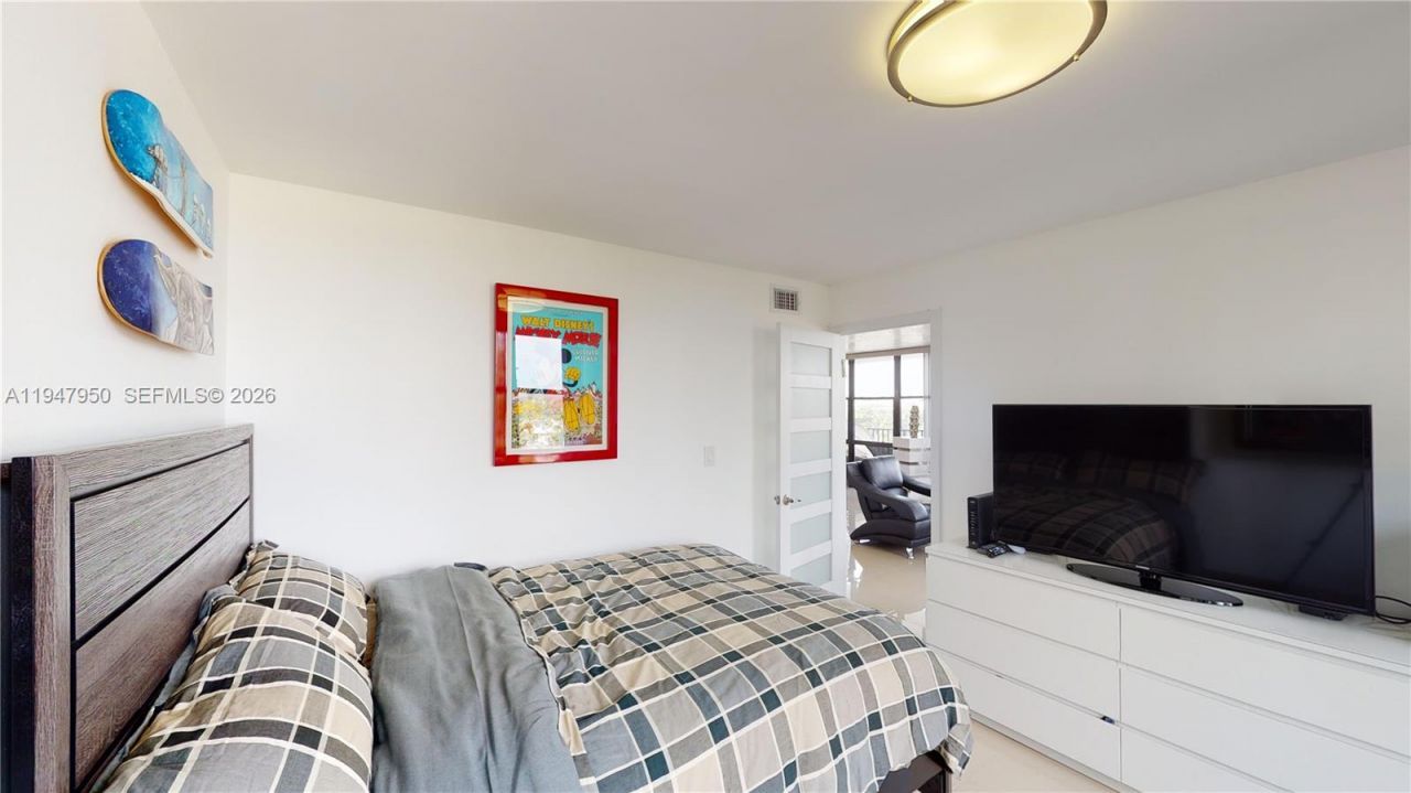 800 Parkview Dr, Unit 709, Hallandale Beach, FL 33009 Photo