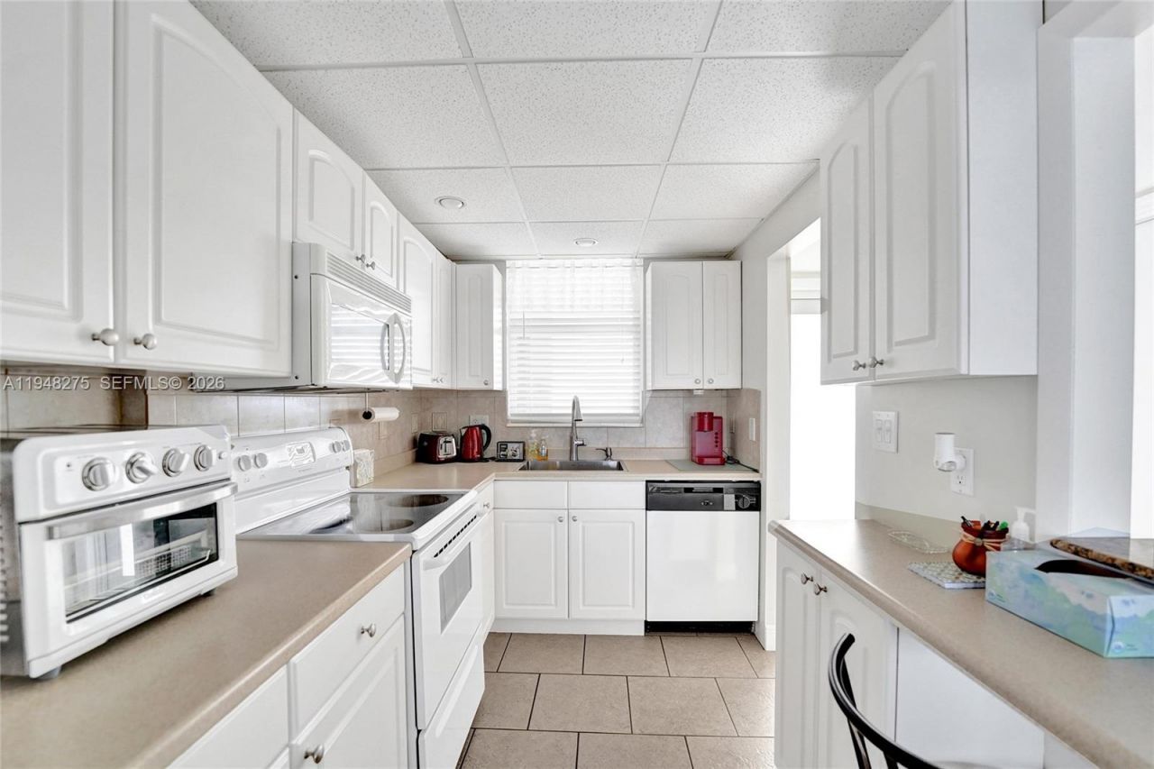 410 Golden Isles Dr, Unit 407, Hallandale Beach, FL 33009 Photo