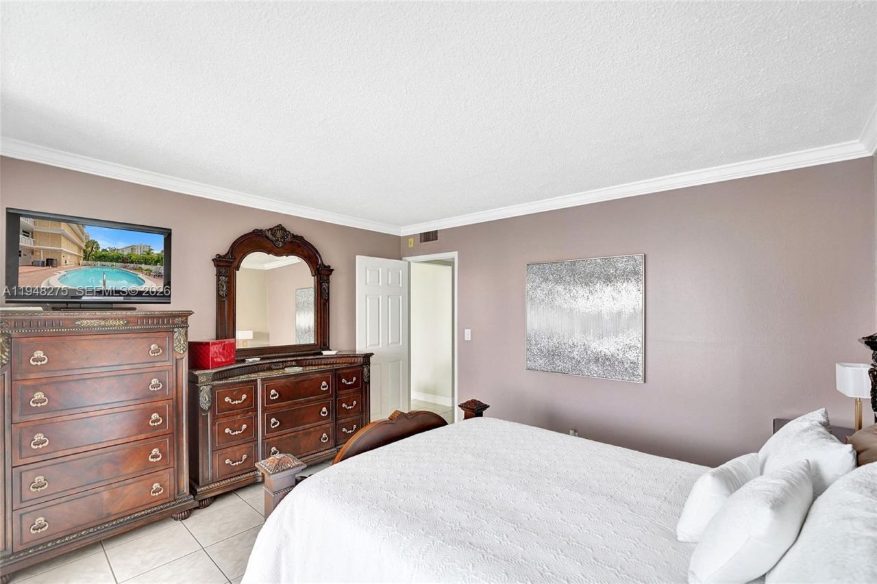 410 Golden Isles Dr, Unit 407, Hallandale Beach, FL 33009 Photo