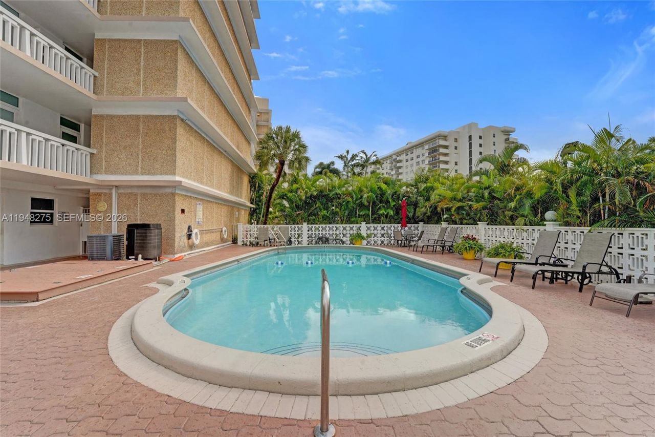 410 Golden Isles Dr, Unit 407, Hallandale Beach, FL 33009 Photo