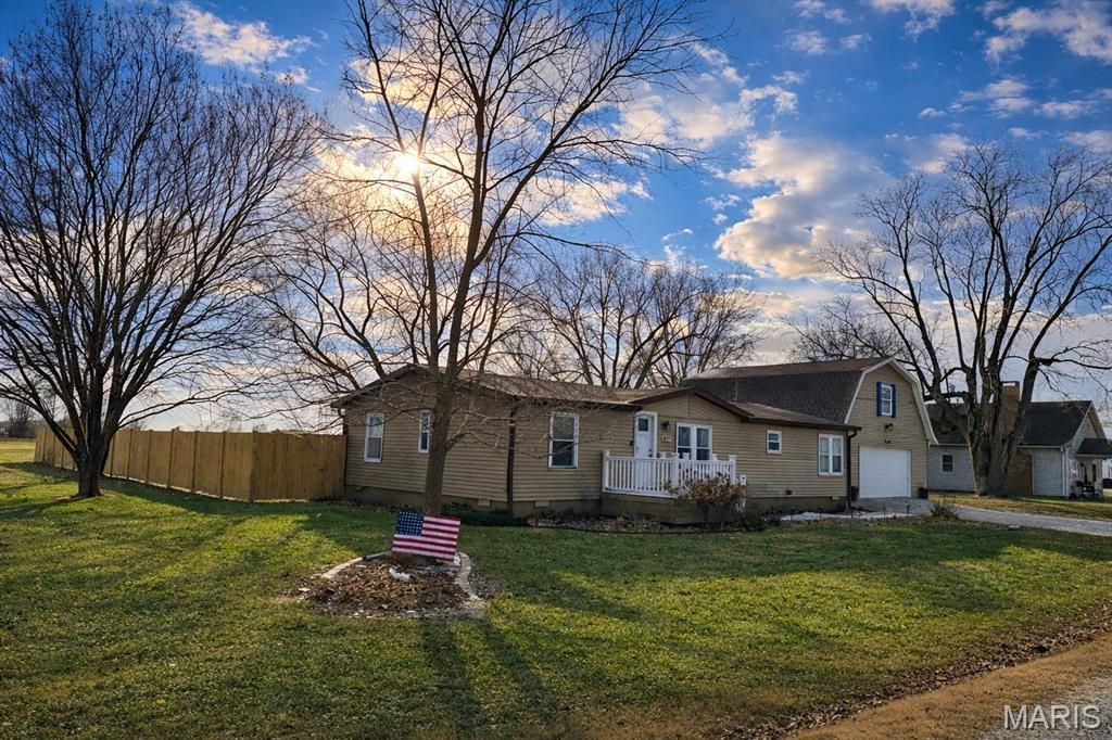 409 W Jefferson Avenue, Patoka, IL 62875 Main Photo