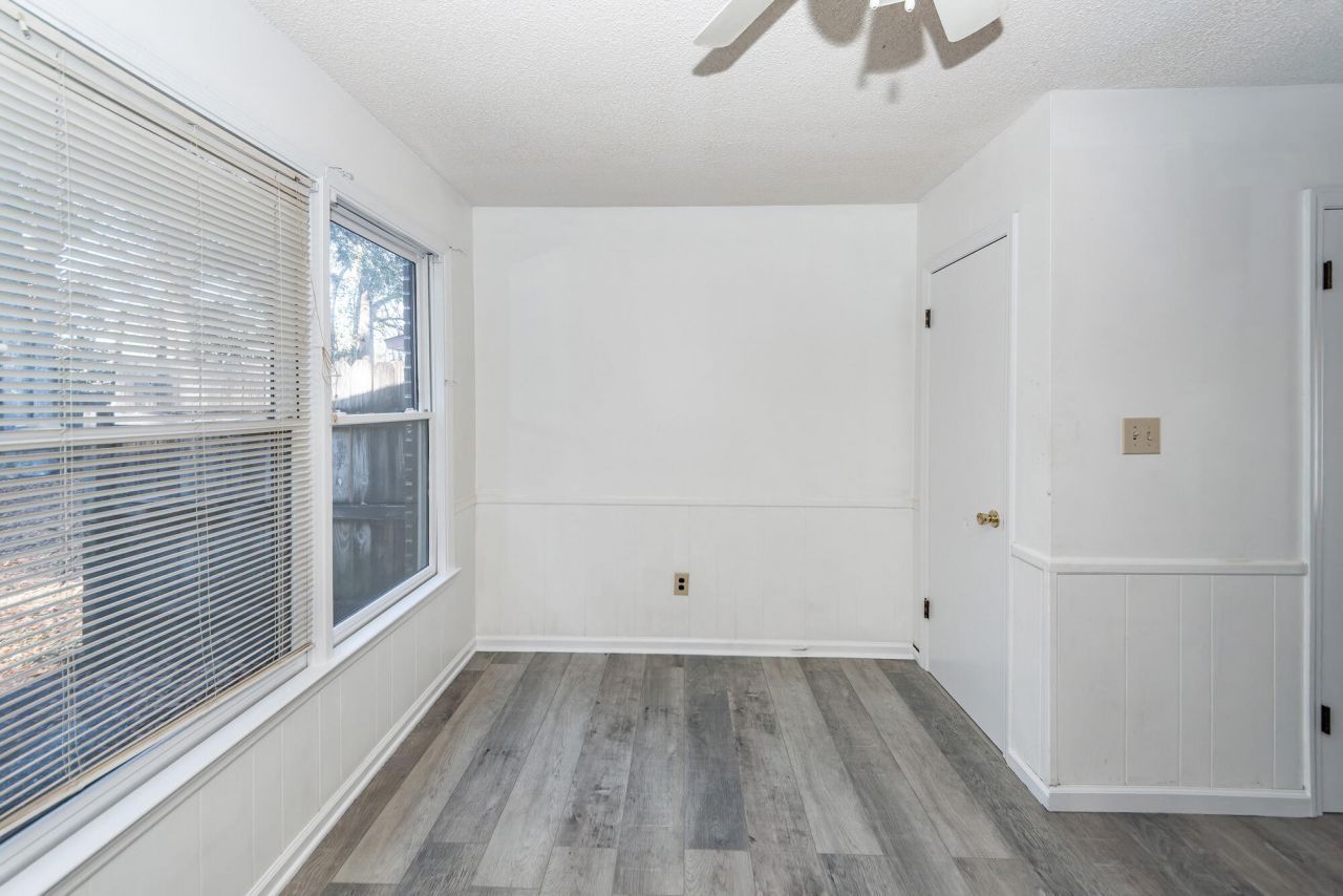 114 Colonial Court Photo 10