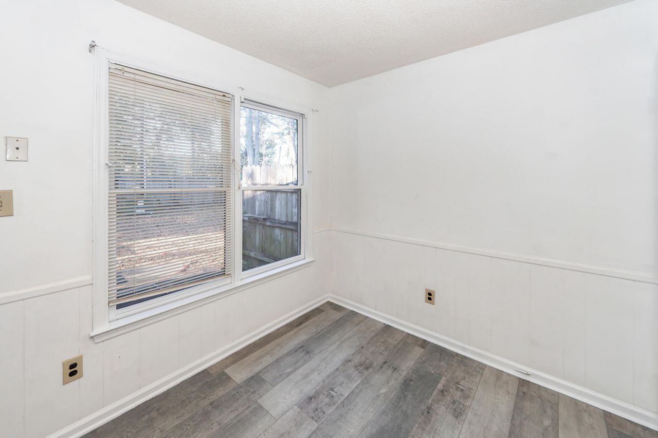 114 Colonial Court Photo 11