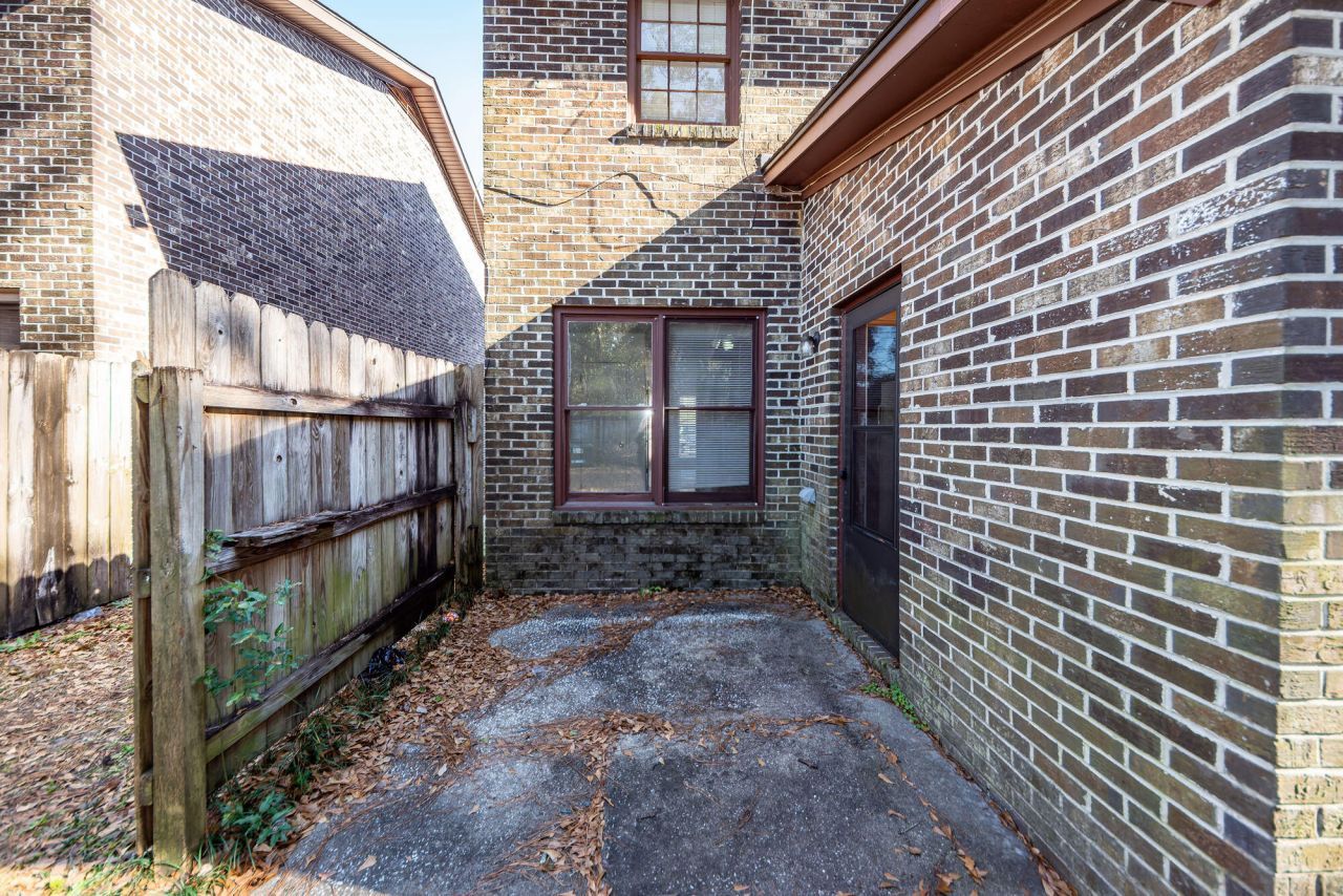 114 Colonial Court Photo 13