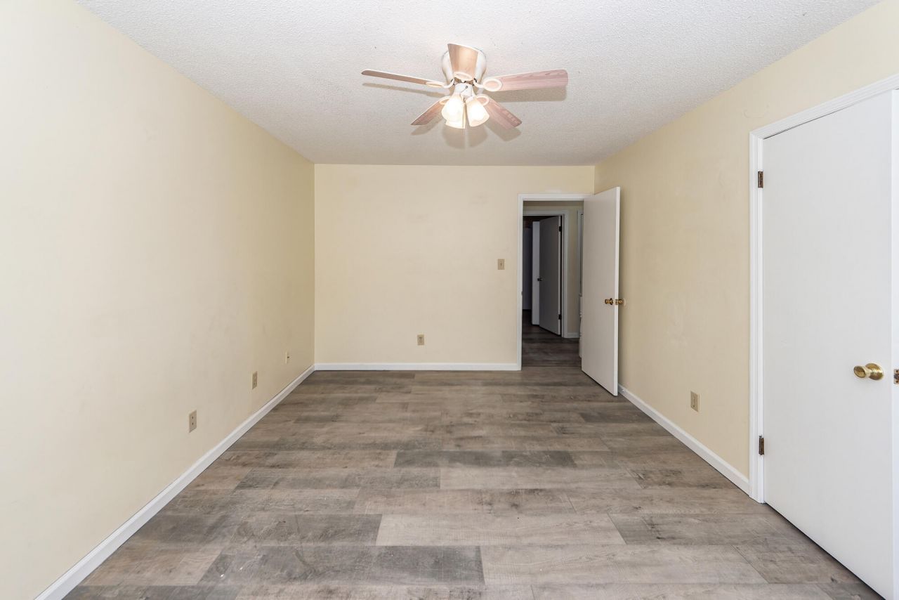 114 Colonial Court Photo 16