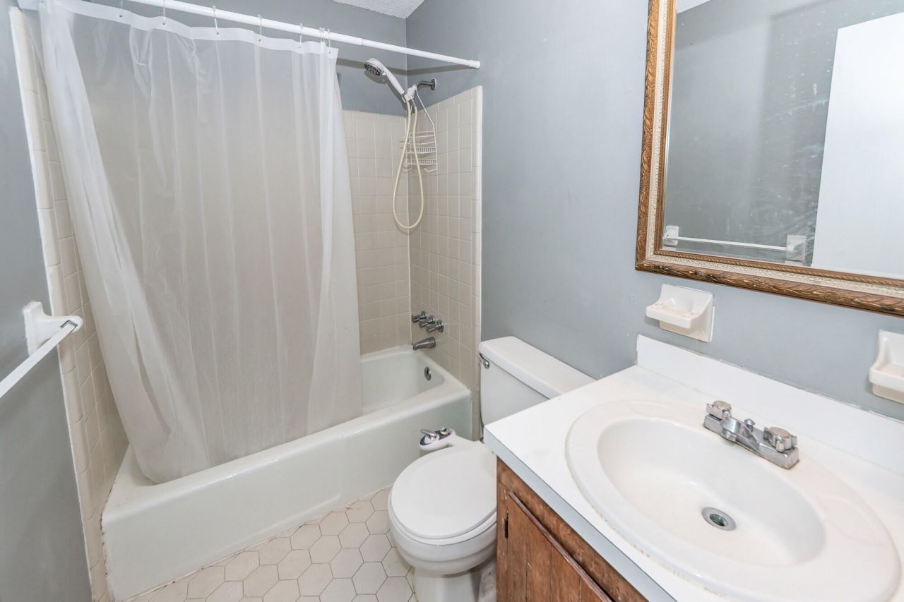 114 Colonial Court Photo 18