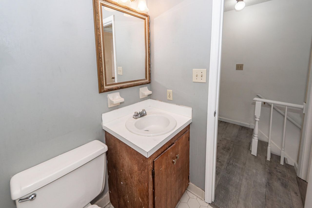 114 Colonial Court Photo 19