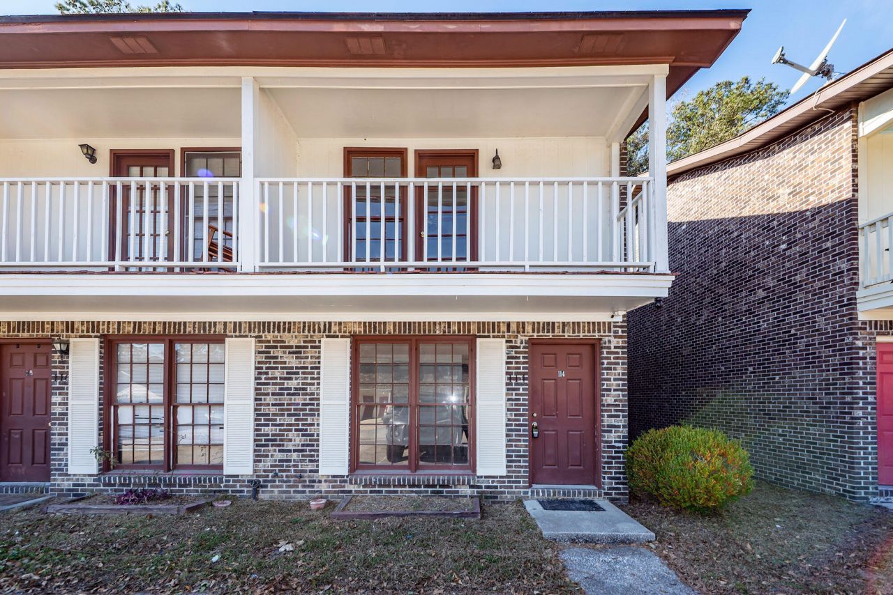 114 Colonial Court Photo 23