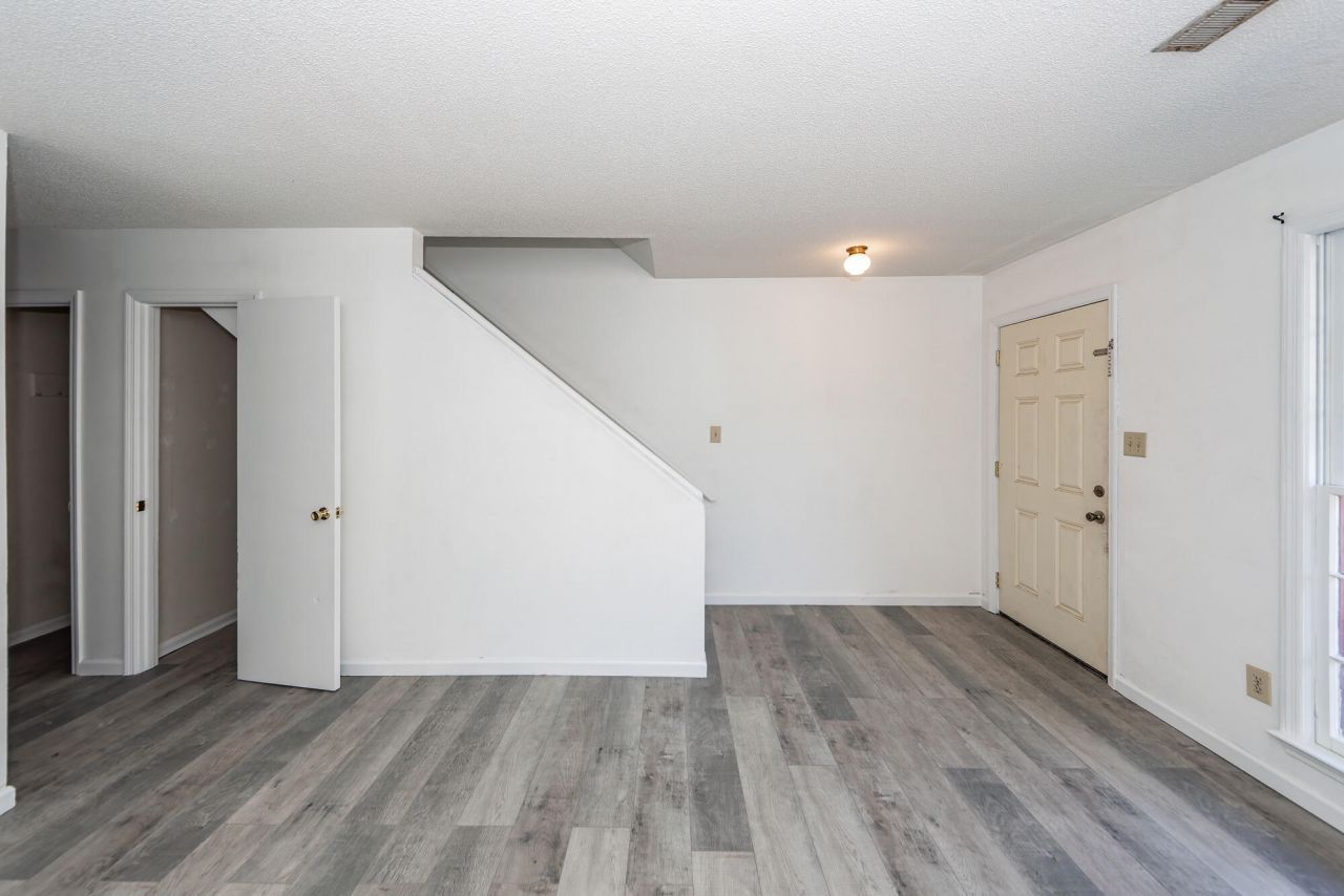 114 Colonial Court Photo 4