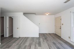 114 Colonial Court photo 4