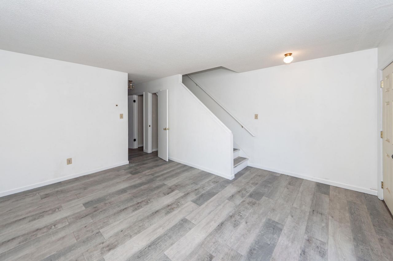 114 Colonial Court Photo 5