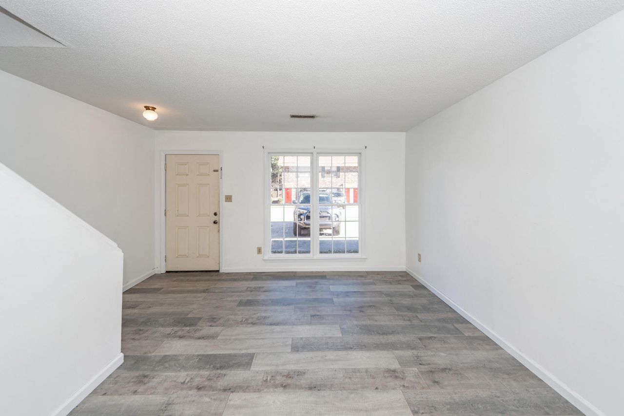 114 Colonial Court Photo 6