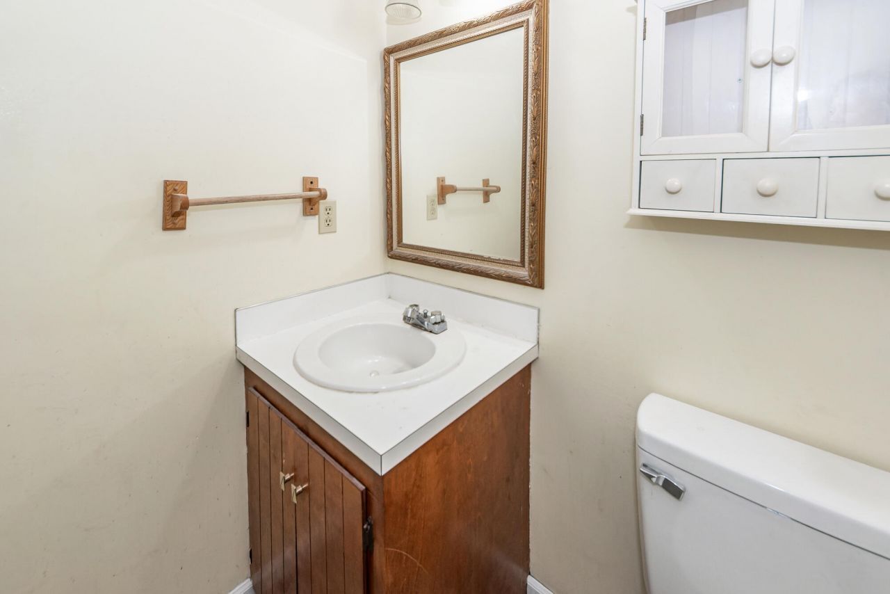 114 Colonial Court Photo 7