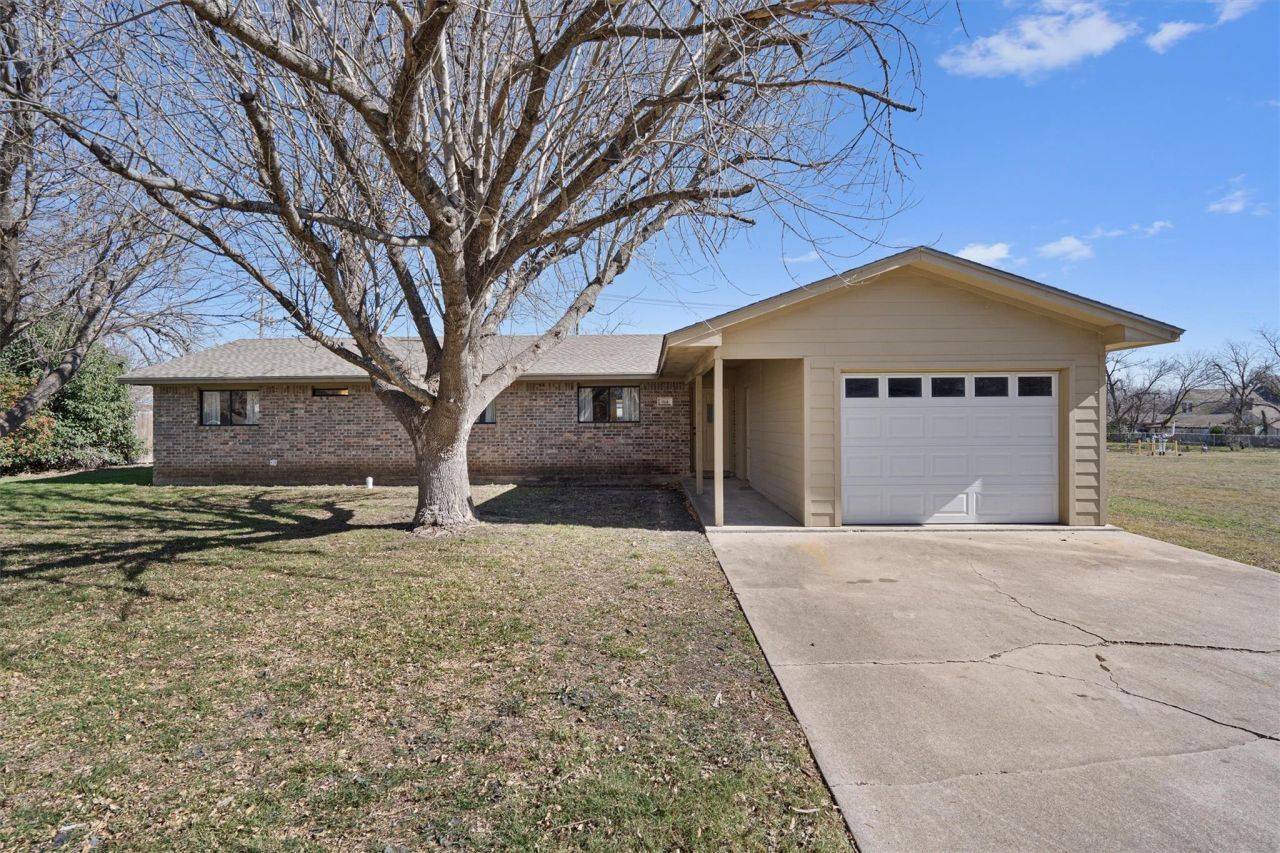 914 Victoria St, Taylor, TX 76574 Main Photo