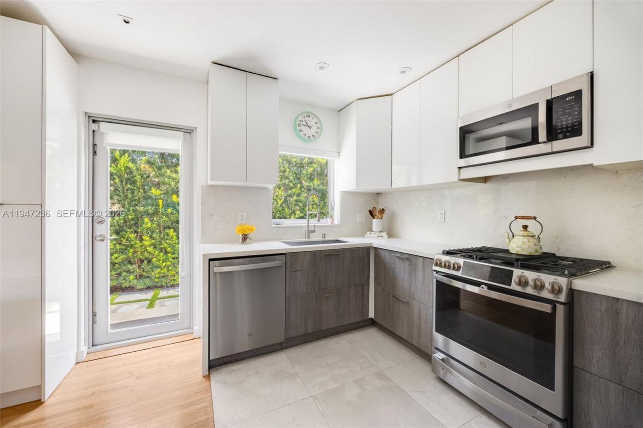 6055 SW 38th St , Miami, FL 33155 Photo