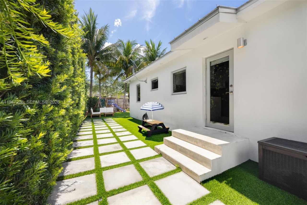 6055 SW 38th St , Miami, FL 33155 Photo