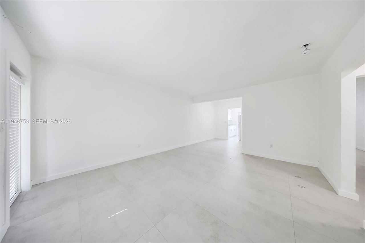 6930 Rue Versailles, Unit 10, Miami Beach, FL 33141 Photo