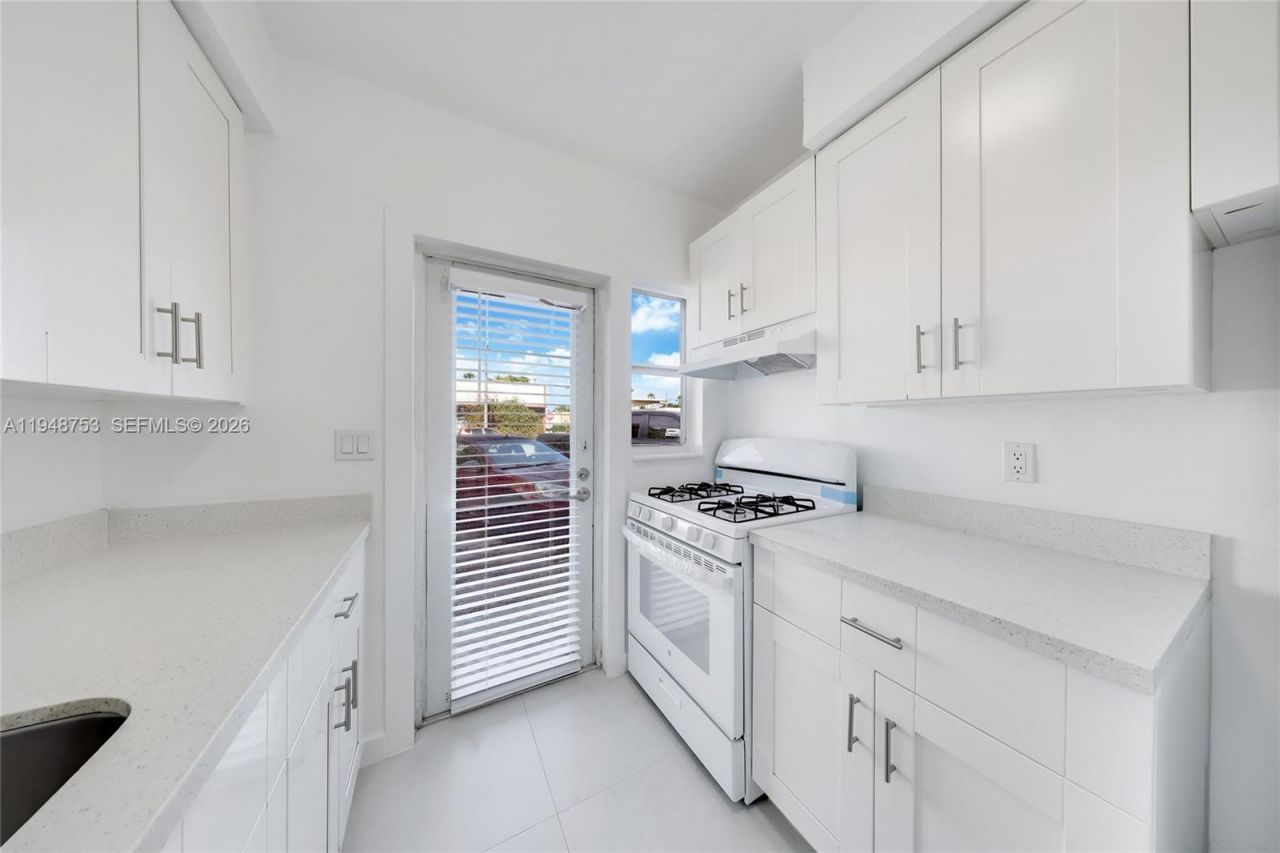 6930 Rue Versailles, Unit 10, Miami Beach, FL 33141 Photo