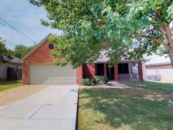 821 Meadowdale Road, Arlington, TX 76017