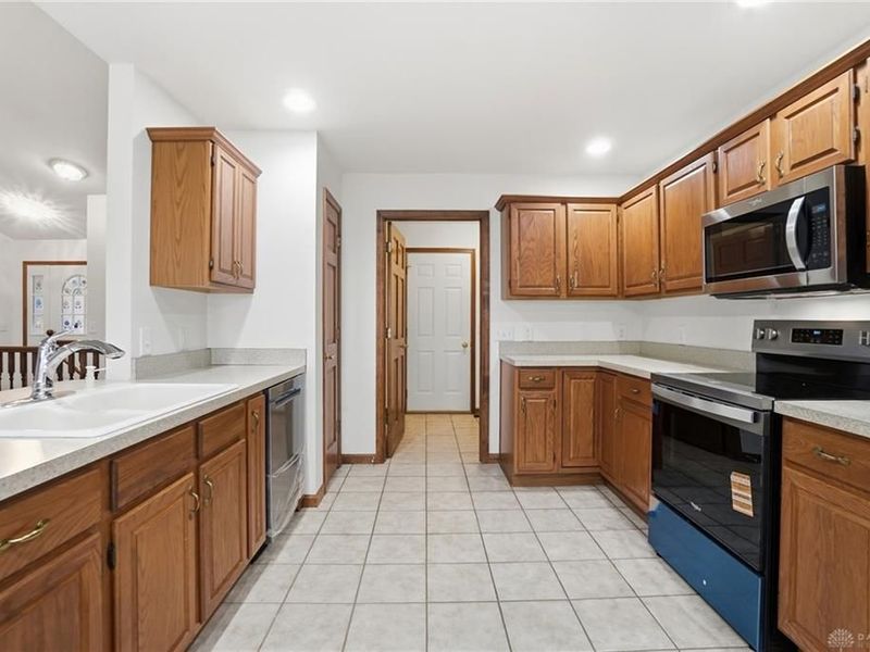 9048 Bedford Court, Clearcreek Township, OH 45458 Photo 8