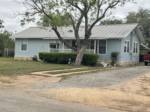 110 RENFRO, Devine, TX 78016