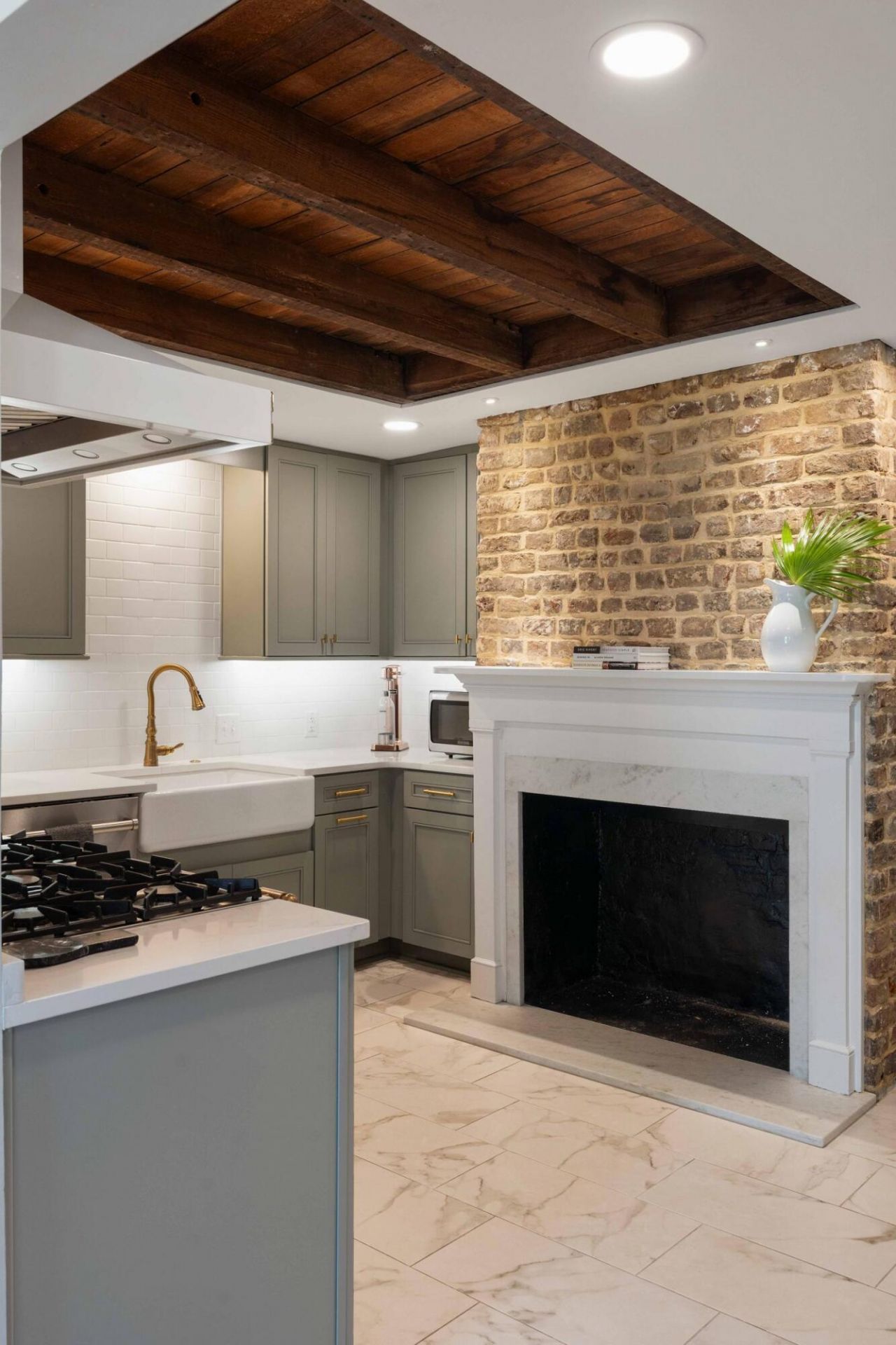 100 Queen Street Photo 16