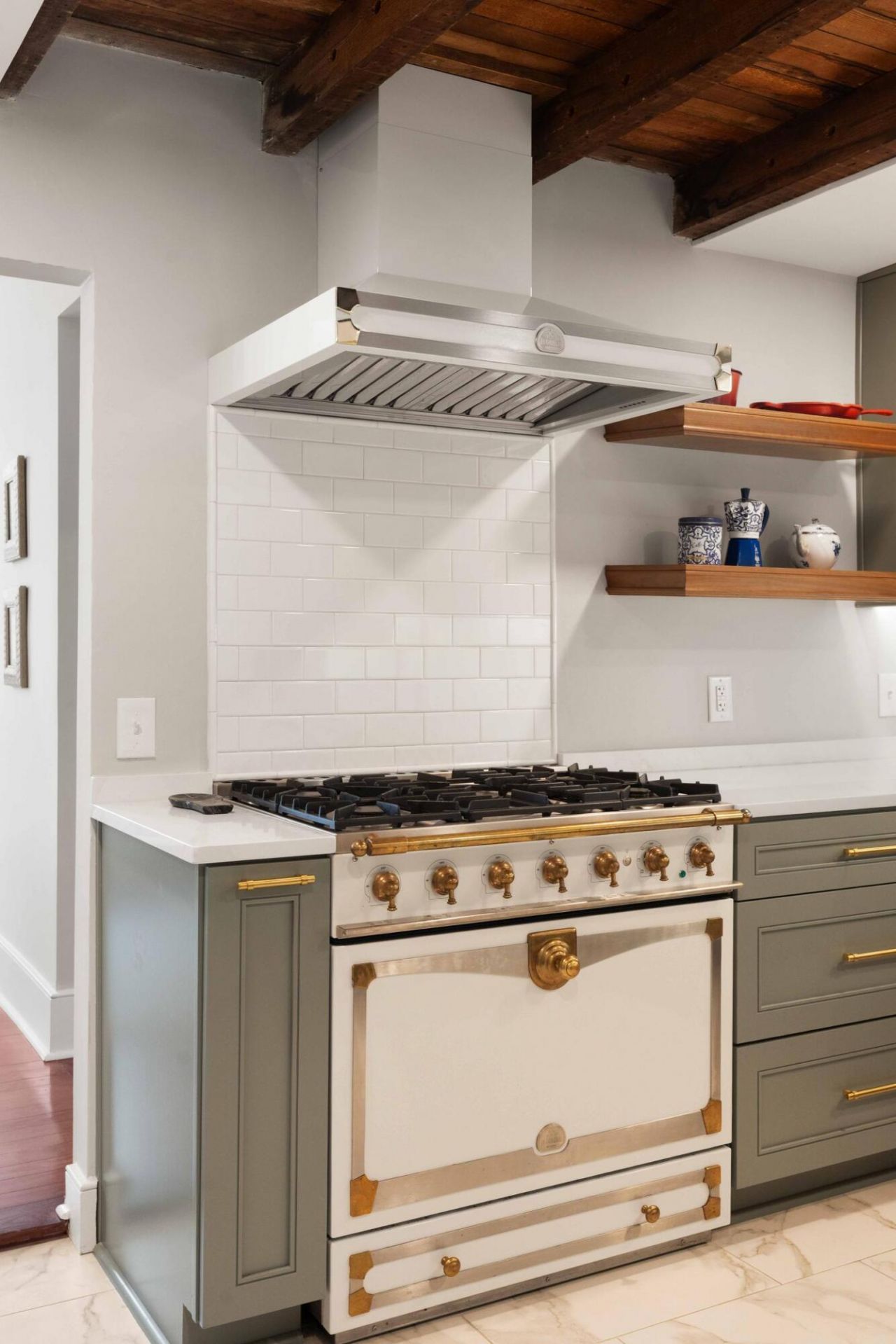 100 Queen Street Photo 17