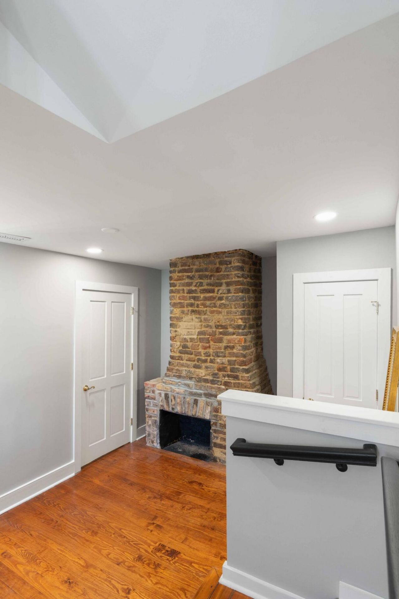 100 Queen Street Photo 44