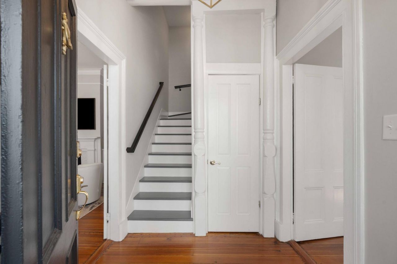 100 Queen Street Photo 5