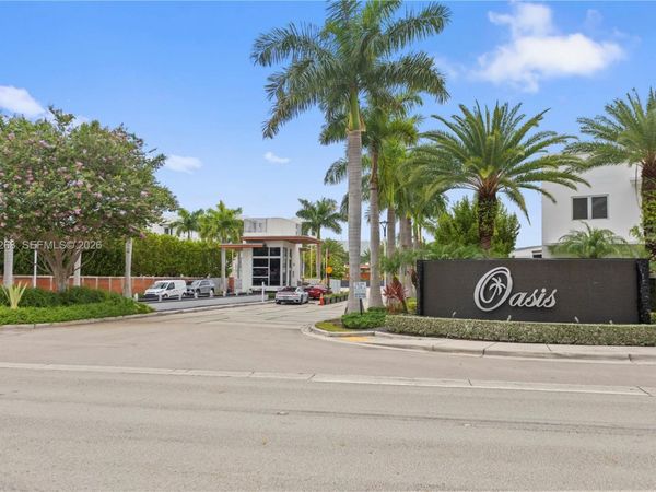 8415 NW 34th Dr, Doral, FL 33122