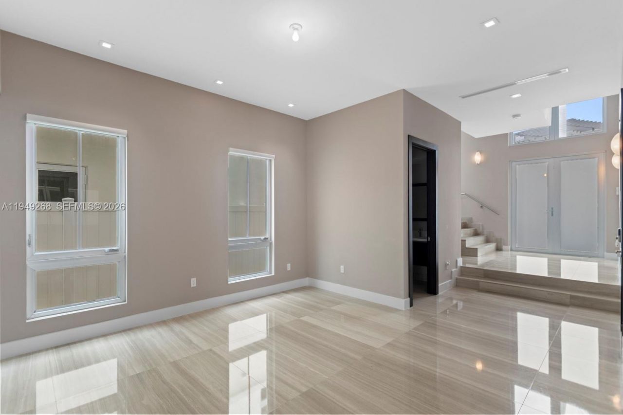 8415 NW 34th Dr, Doral, FL 33122 Photo