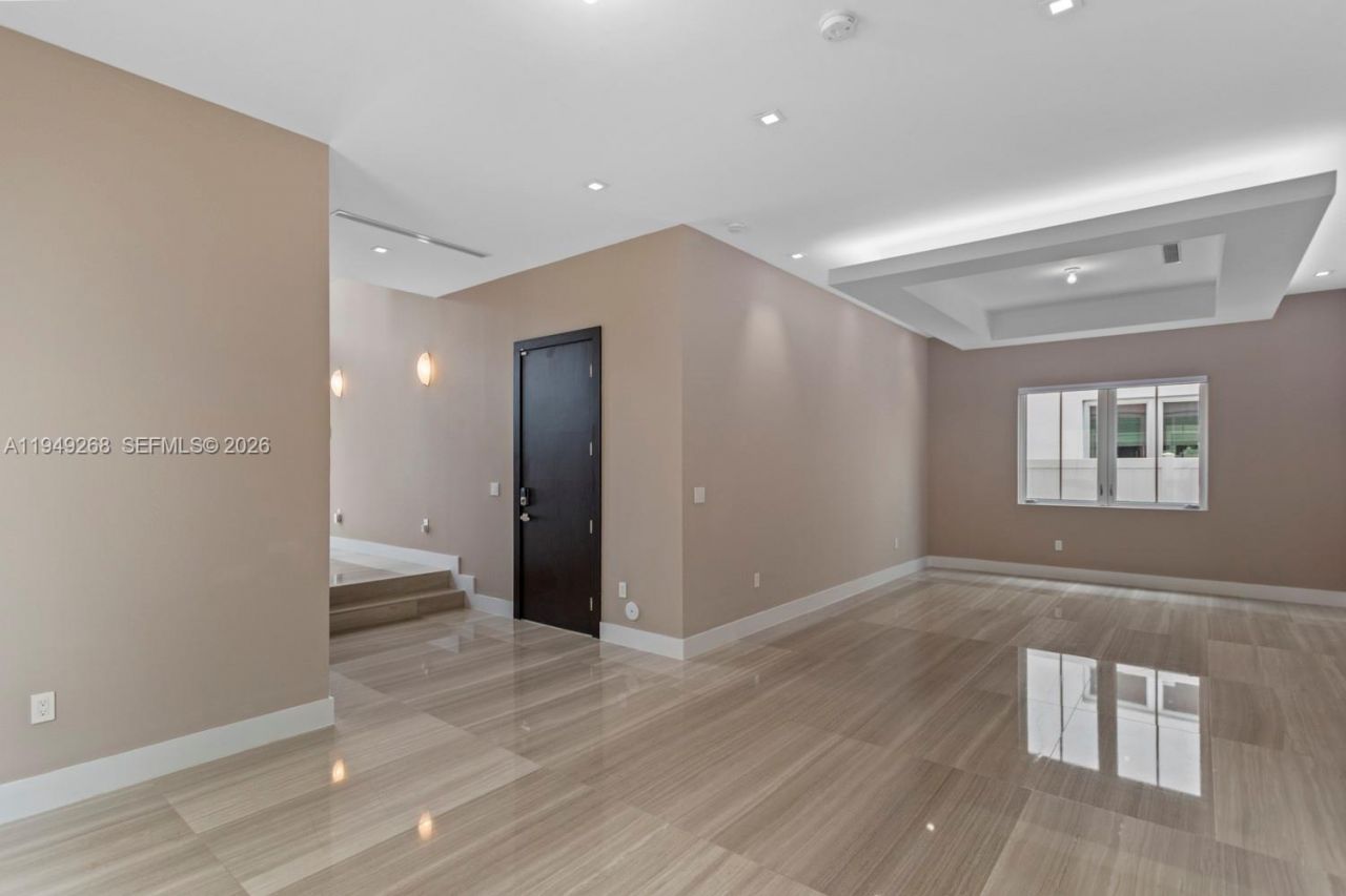 8415 NW 34th Dr, Doral, FL 33122 Photo