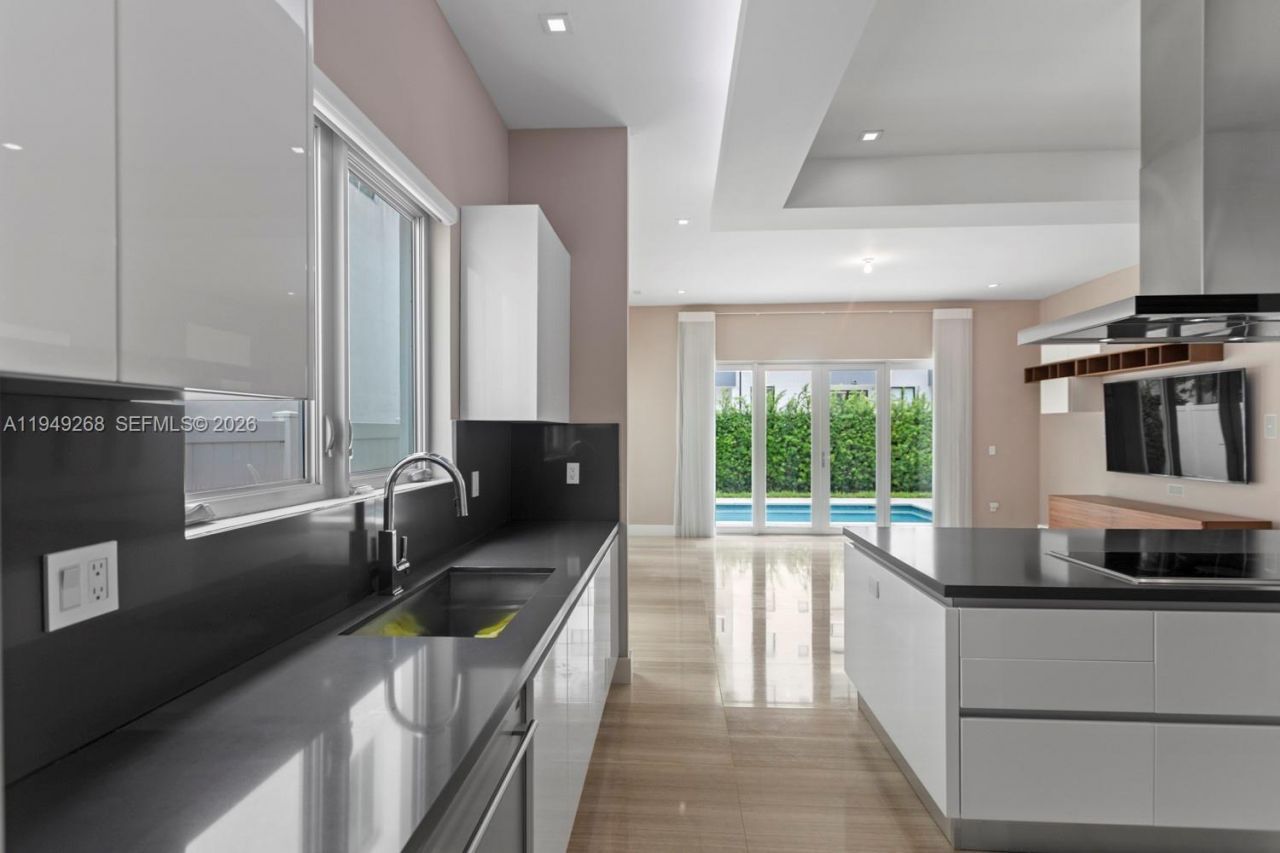 8415 NW 34th Dr, Doral, FL 33122 Photo