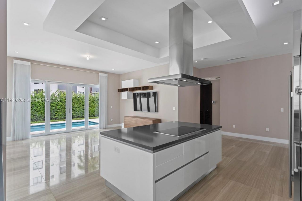 8415 NW 34th Dr, Doral, FL 33122 Photo