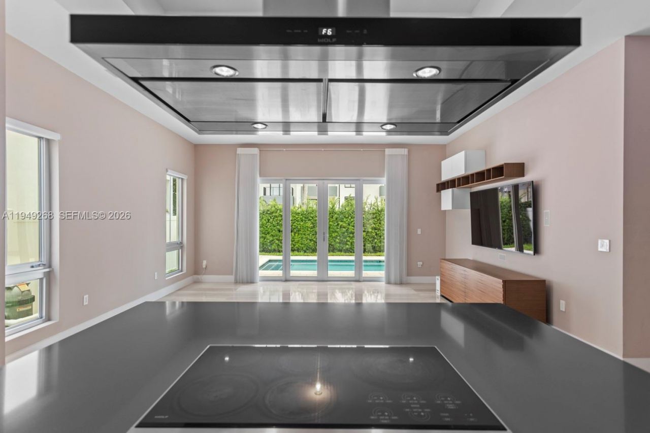 8415 NW 34th Dr, Doral, FL 33122 Photo