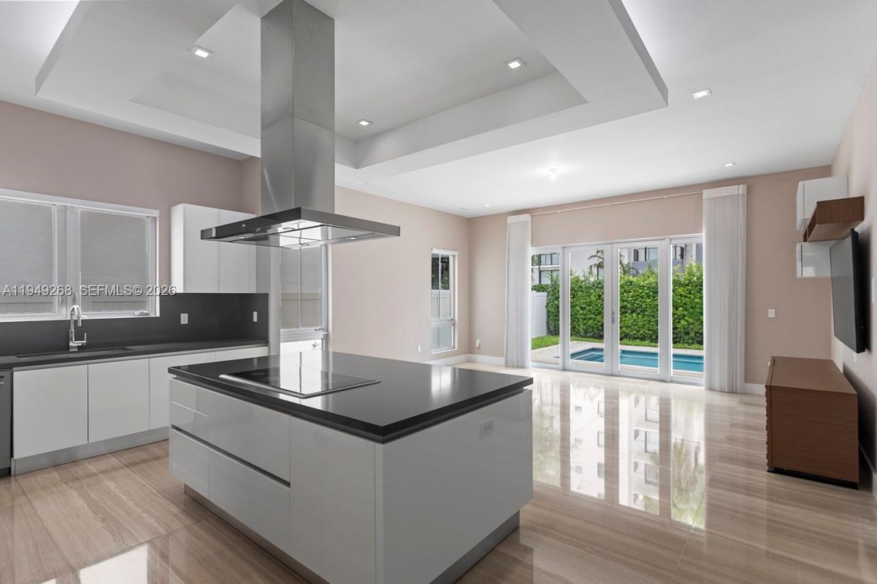 8415 NW 34th Dr, Doral, FL 33122 Photo