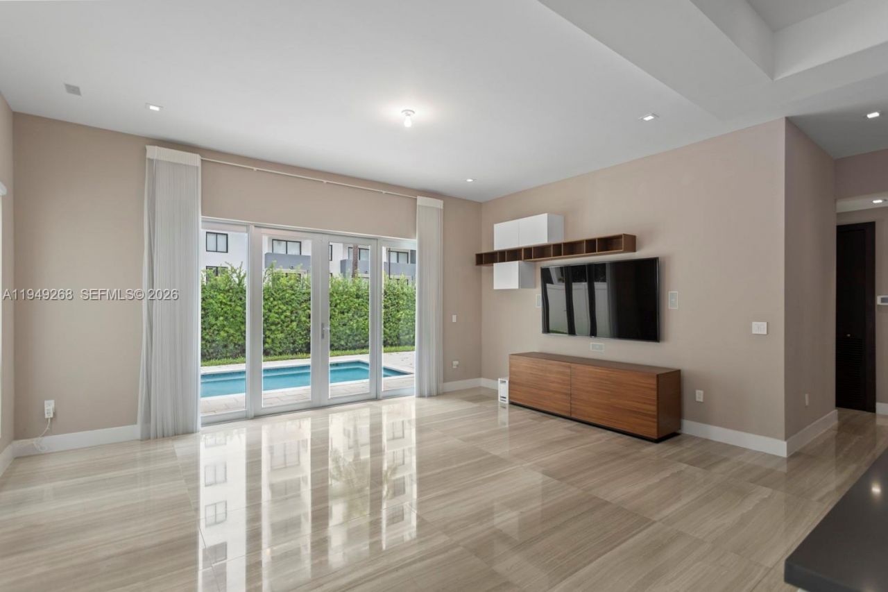 8415 NW 34th Dr, Doral, FL 33122 Photo