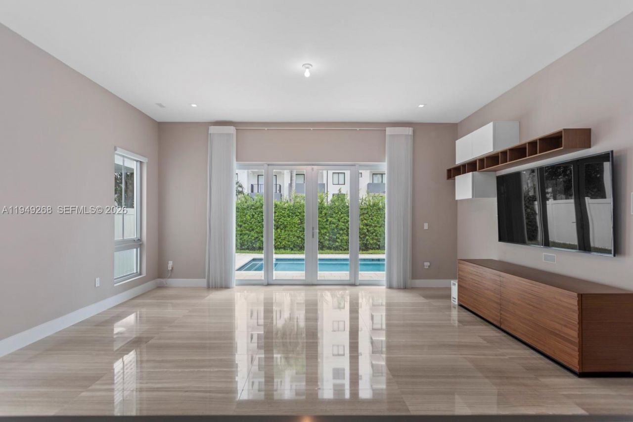 8415 NW 34th Dr, Doral, FL 33122 Photo