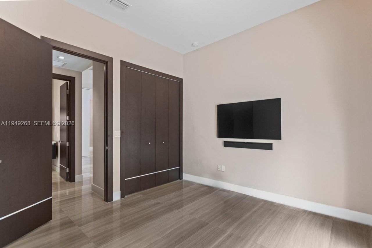 8415 NW 34th Dr, Doral, FL 33122 Photo