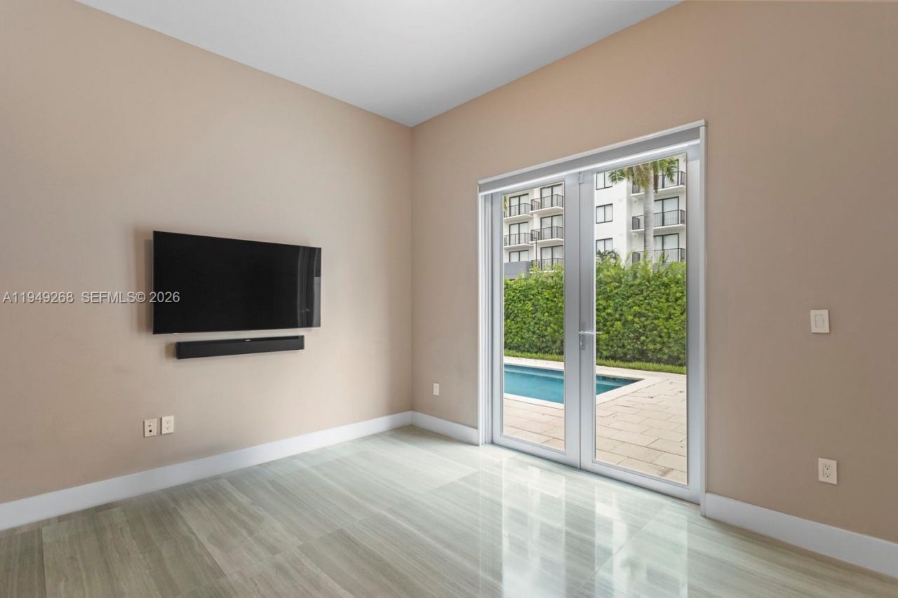 8415 NW 34th Dr, Doral, FL 33122 Photo