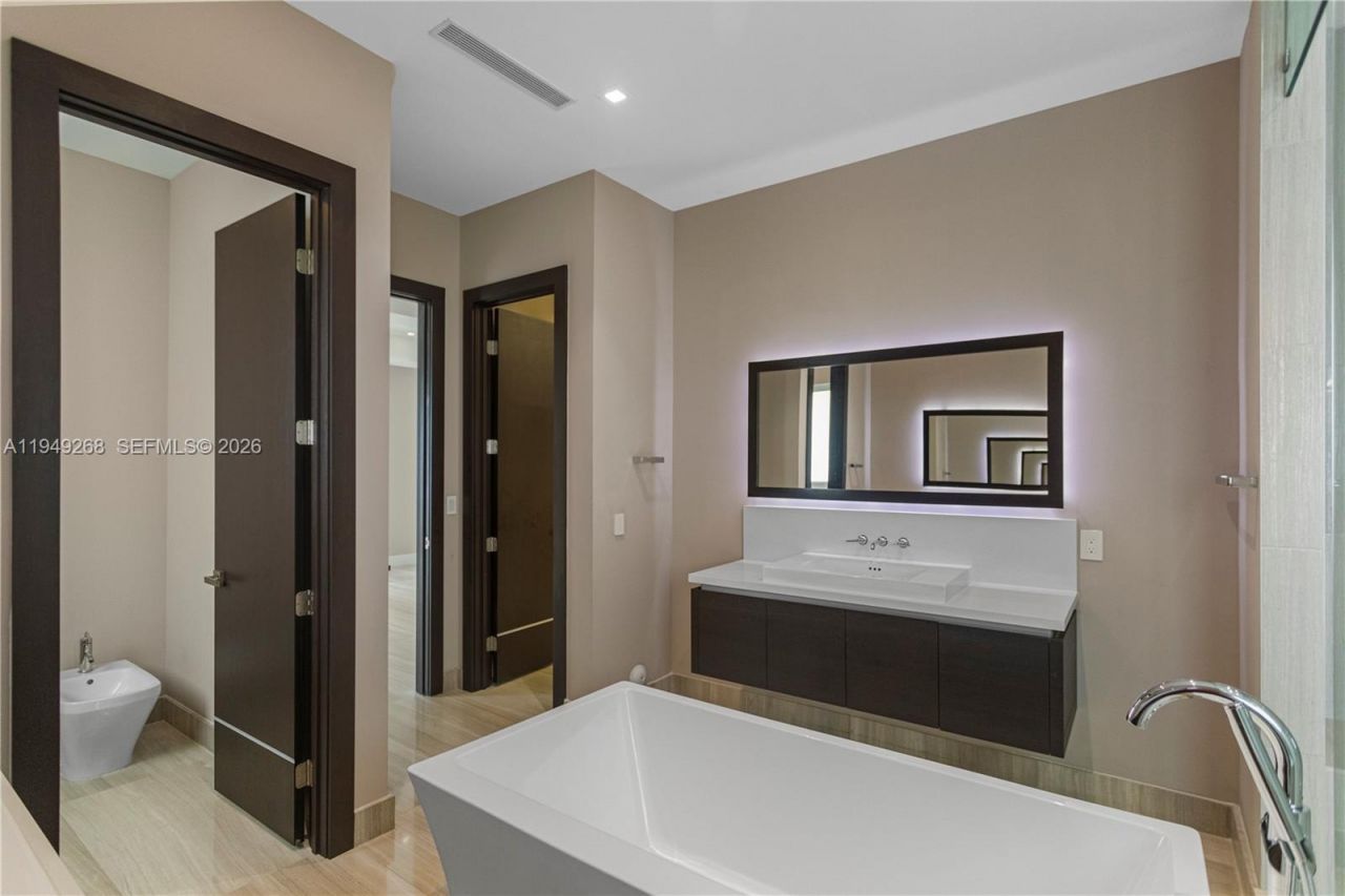 8415 NW 34th Dr, Doral, FL 33122 Photo