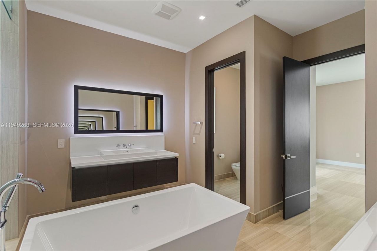 8415 NW 34th Dr, Doral, FL 33122 Photo