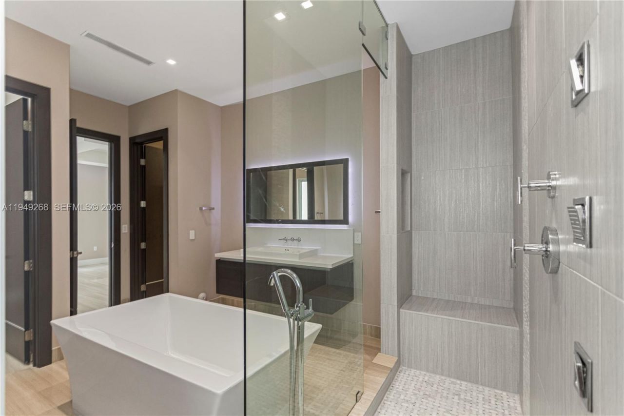 8415 NW 34th Dr, Doral, FL 33122 Photo