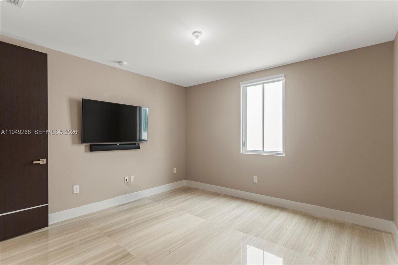 8415 NW 34th Dr, Doral, FL 33122 Photo