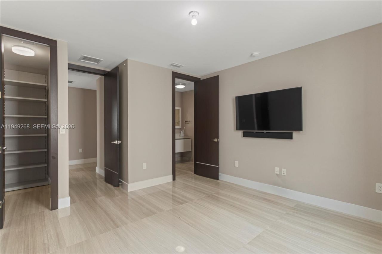 8415 NW 34th Dr, Doral, FL 33122 Photo