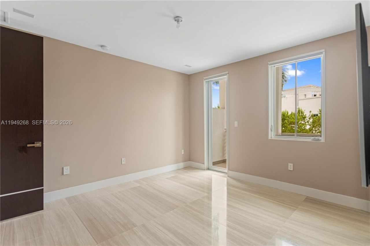 8415 NW 34th Dr, Doral, FL 33122 Photo