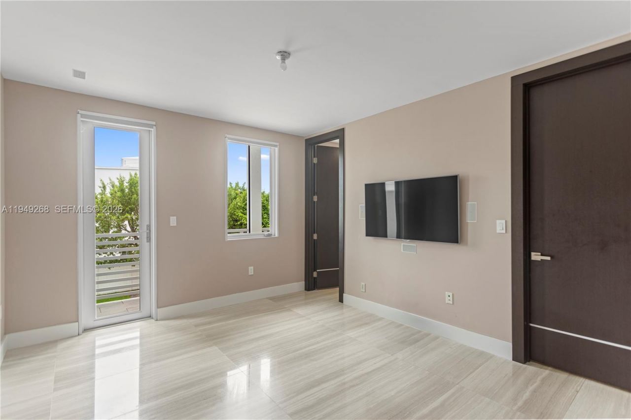 8415 NW 34th Dr, Doral, FL 33122 Photo