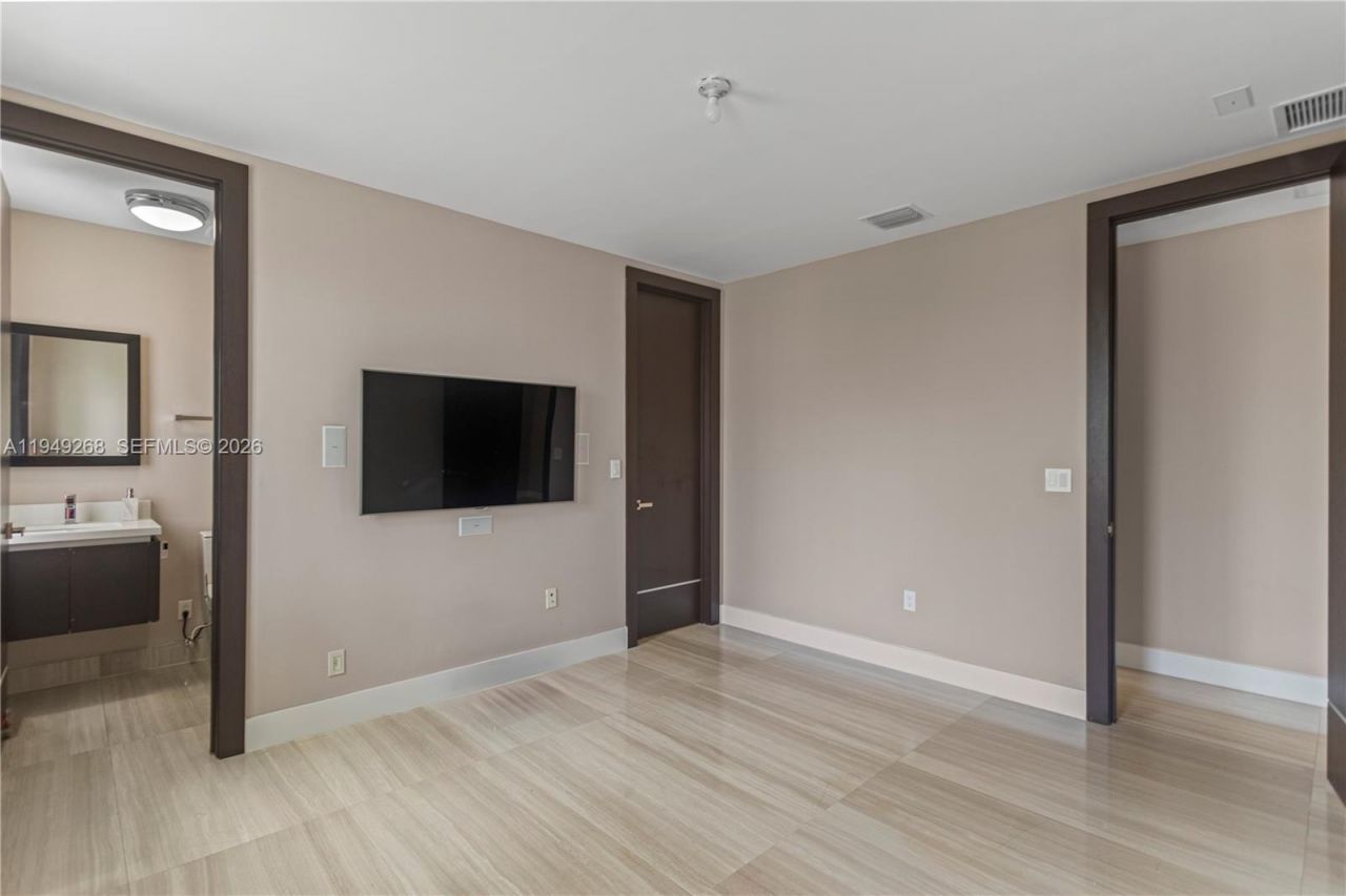 8415 NW 34th Dr, Doral, FL 33122 Photo