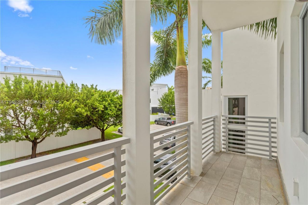 8415 NW 34th Dr, Doral, FL 33122 Photo