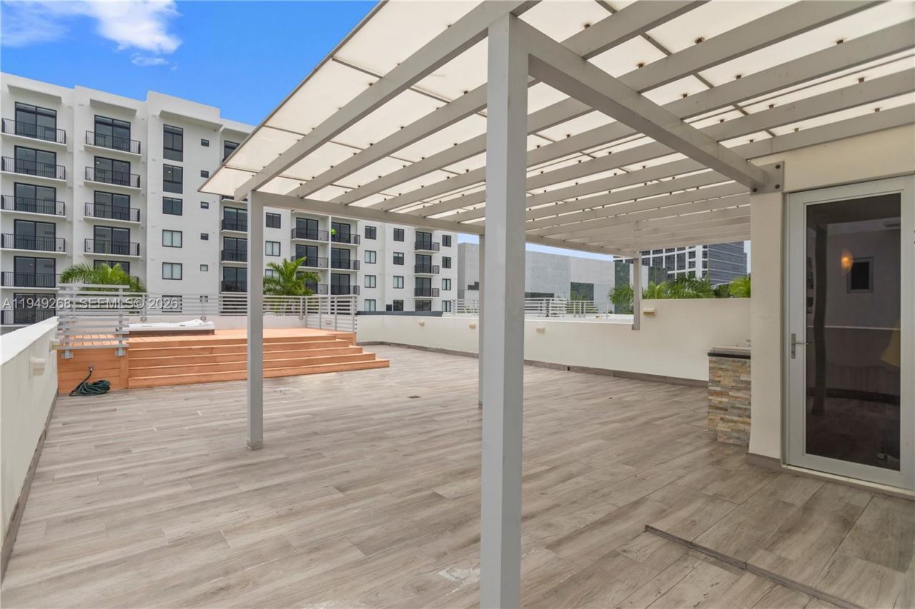 8415 NW 34th Dr, Doral, FL 33122 Photo